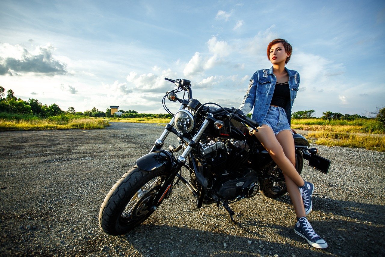 vrouw naast motor
